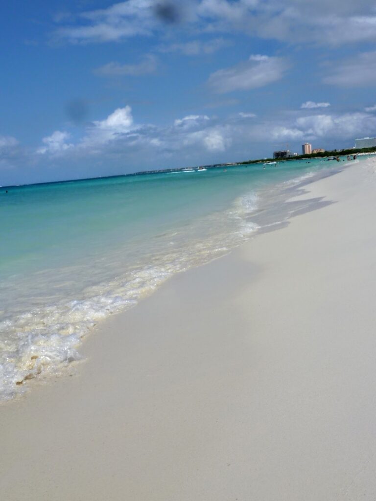 Weißer Sand-Strand mit türkisem Meer auf Aruba