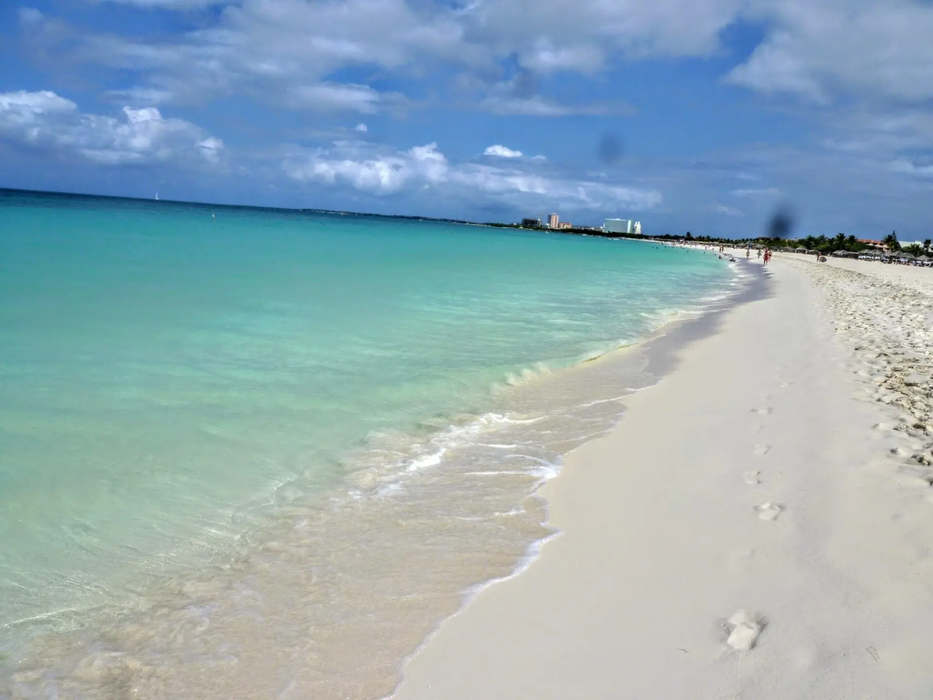 Weißer Sand-Strand auf Aruba mit türkisem Meer