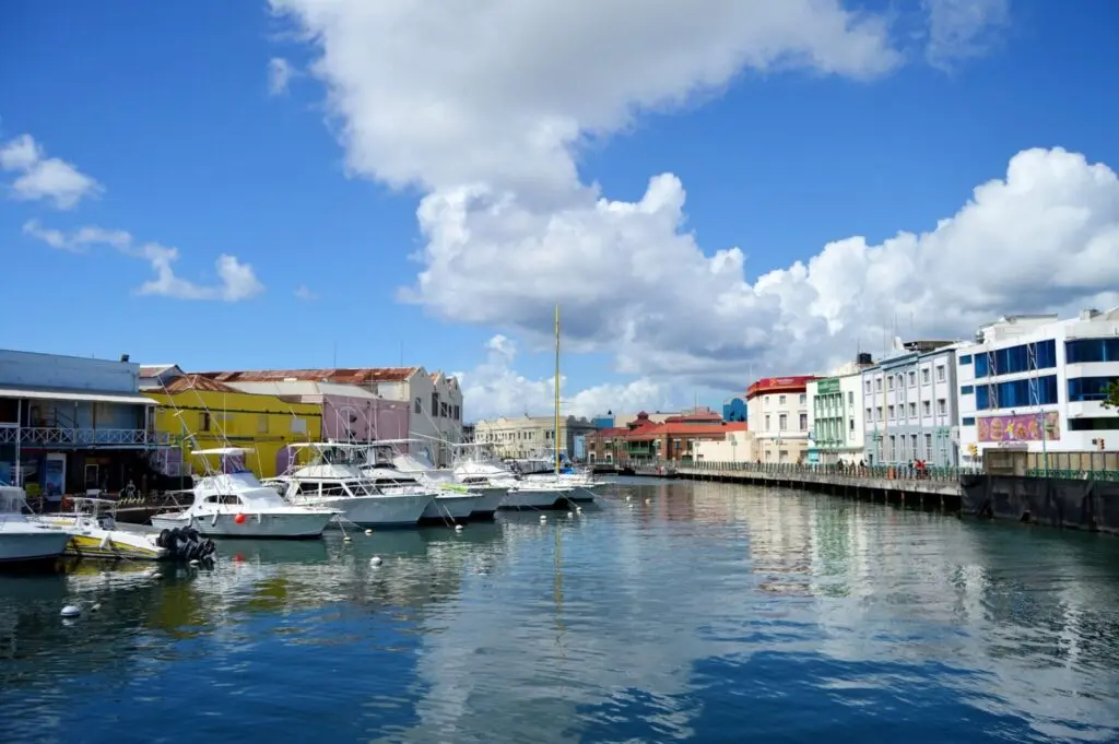 Flussarm mit Booten in Bridgetown auf Barbados