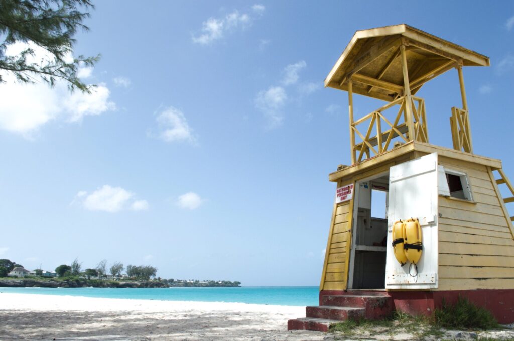 Wasseracht-Turm am Strand mit türkisem Meer auf Barbados
