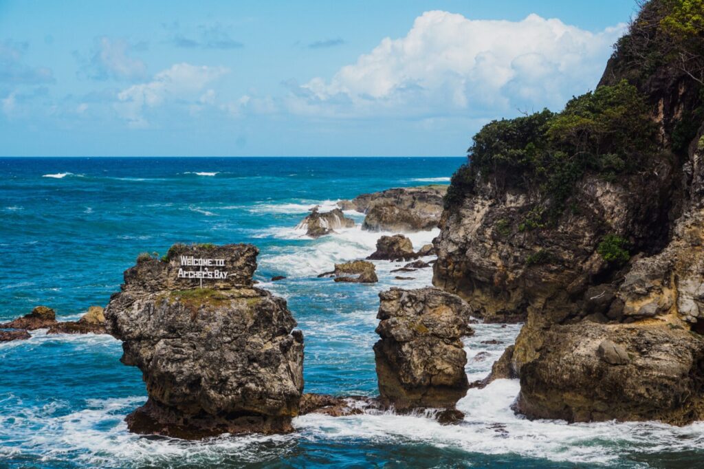 Bathsheba Beach mit türkisem Meer und großem Stein am Strand auf Barbados