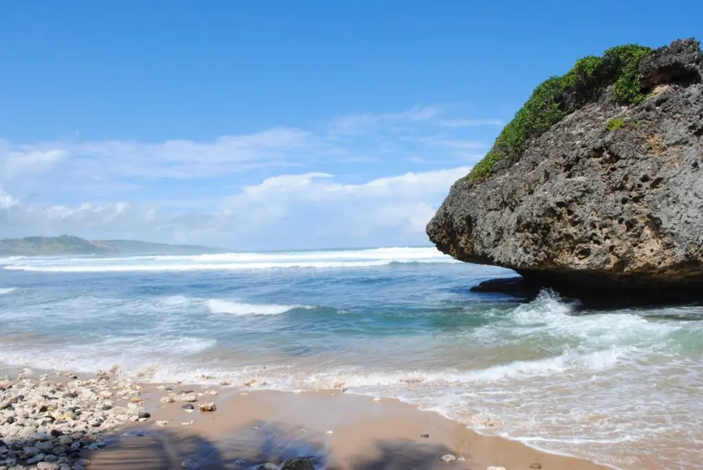 Bathsheba Beach mit türkisem Meer und großem Stein am Strand auf Barbados