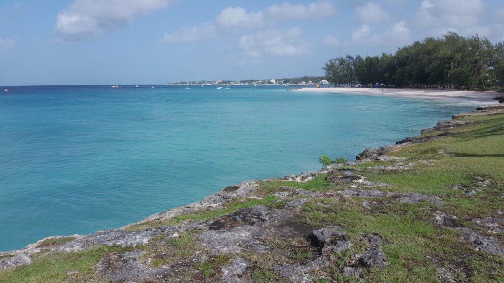 Strand mit türkisem Meer auf Barbados