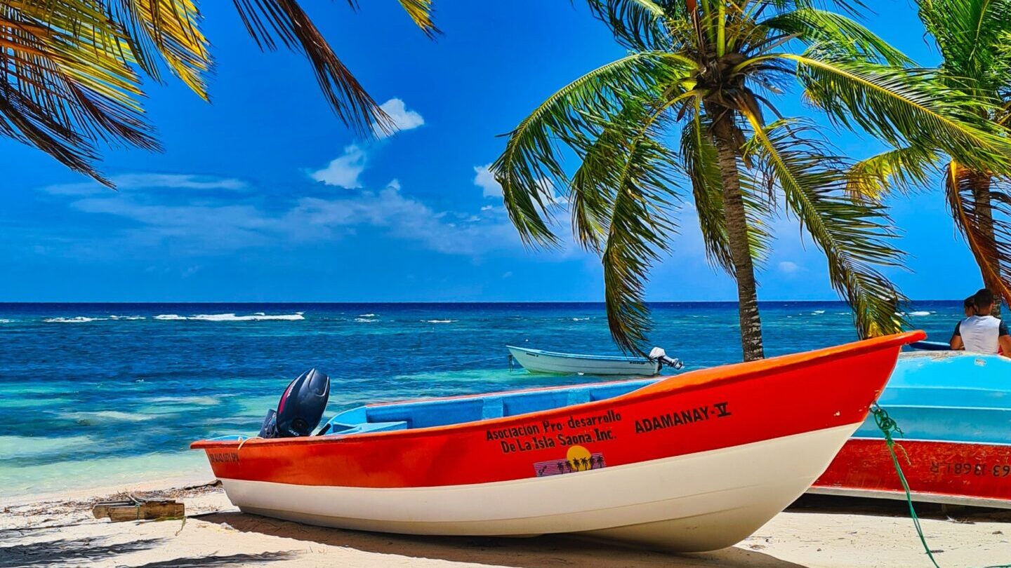 Weiß rotes Boot und Palmen am Dover Beach auf Barbados 