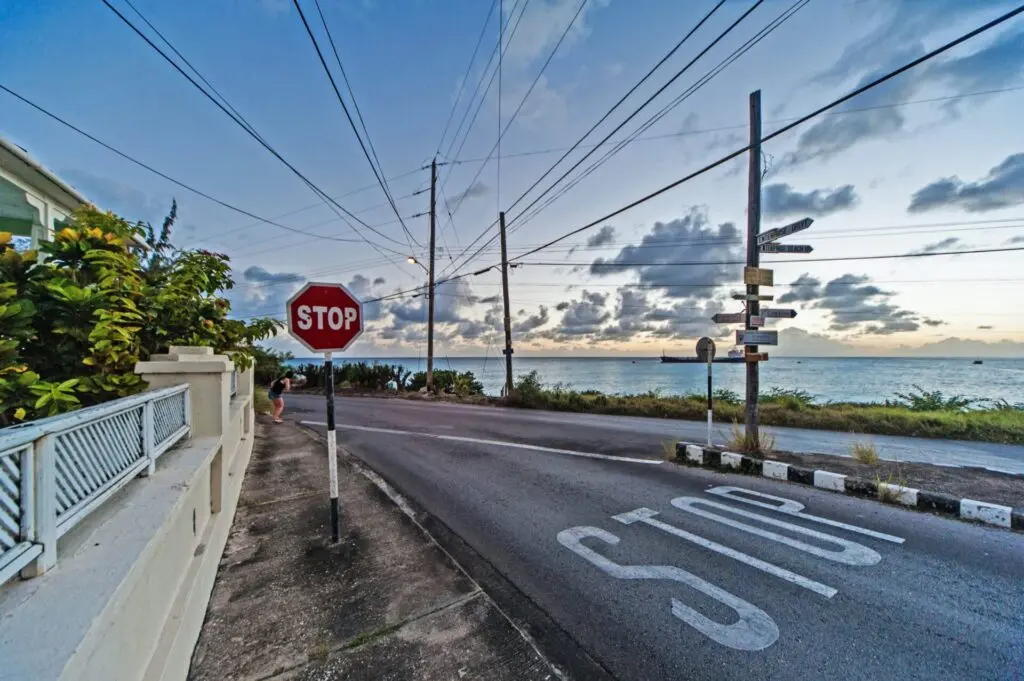 Straße mit Stopp-Schild auf Barbados Bridgetown 