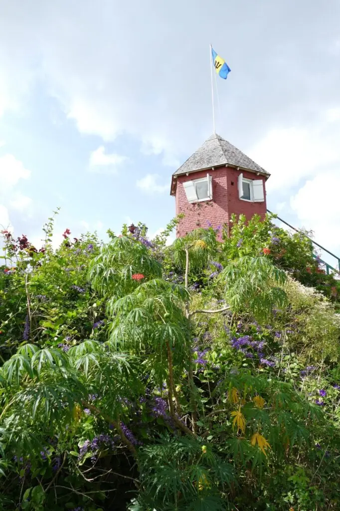 Kleiner roter Wachturm im Gun Hill Signal Station auf Barbados Bridgetown Gun Hill Signal Station