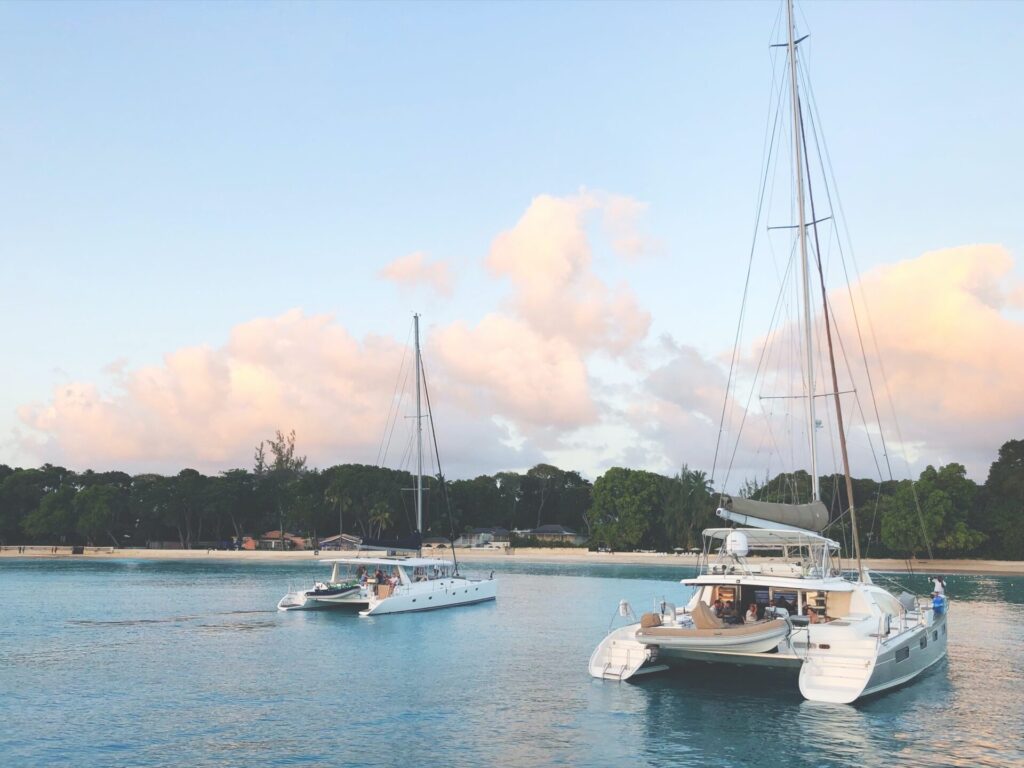 Katamarane auf dem Meer in Barbados 