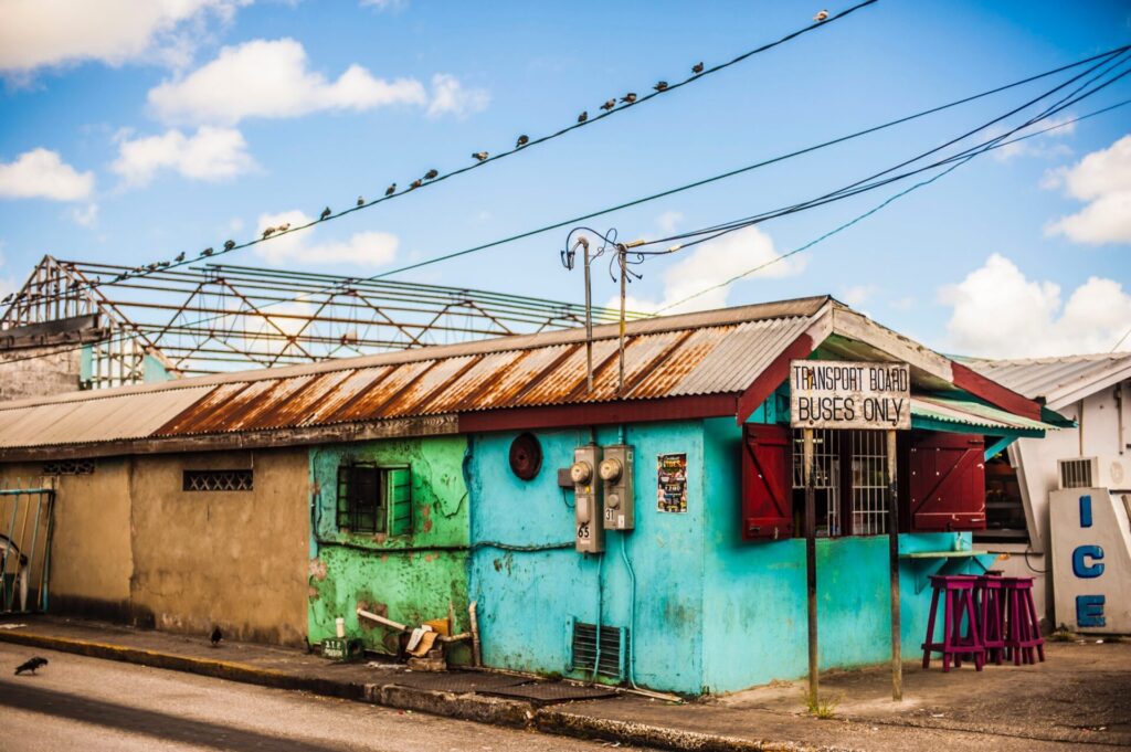 Bunte Holz-Hütte in Brigetown auf Barbados 