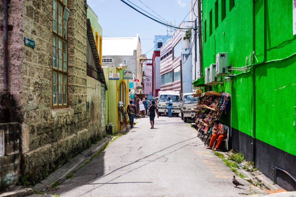 Gasse mit bunten Häusern in Bridgetown auf Barbados
