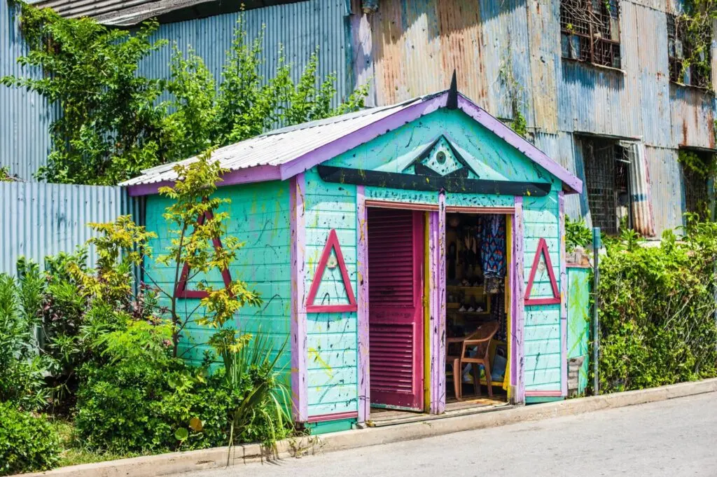 Bunte Holz-Hütte in Brigetown auf Barbados 