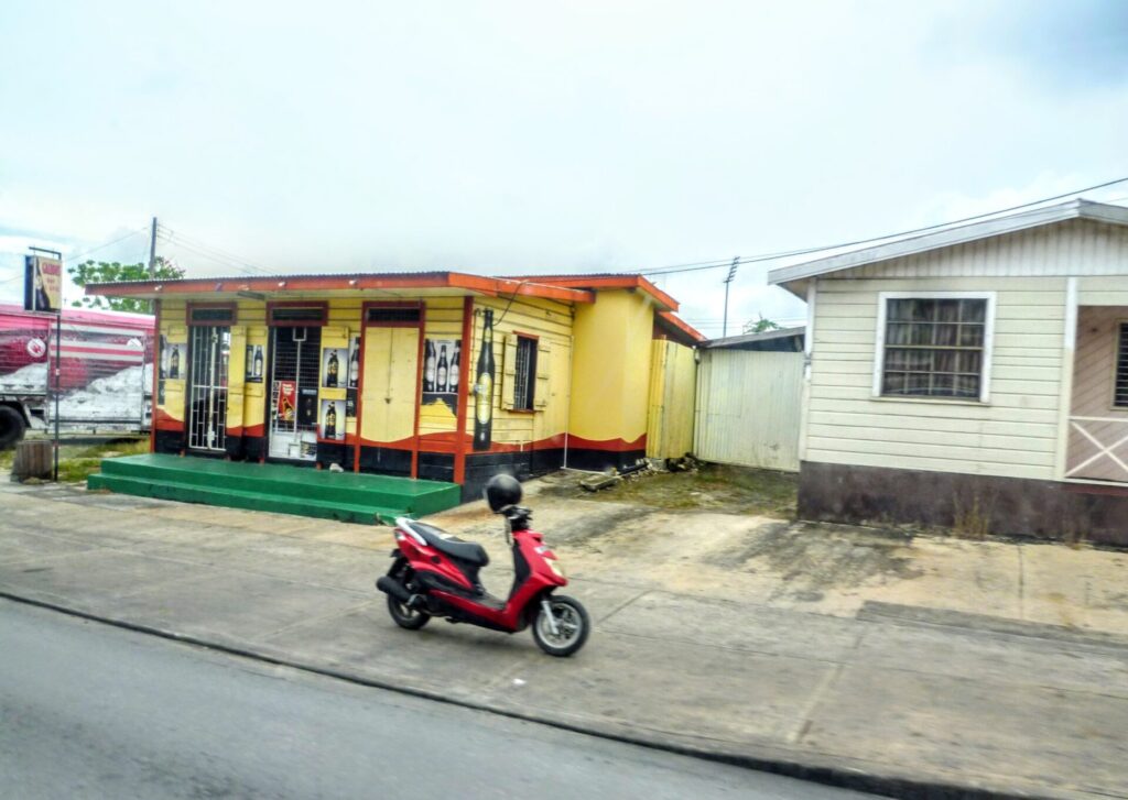 Bunte Holz-Häuser und Roller auf Barbados