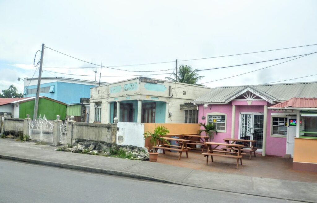 Bunte Holz-Häuser auf Barbados