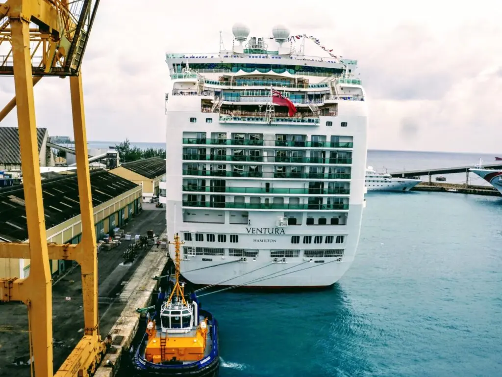 Kreuzfahrt-Schiffe im Hafen von  Bridgetown Barbados 