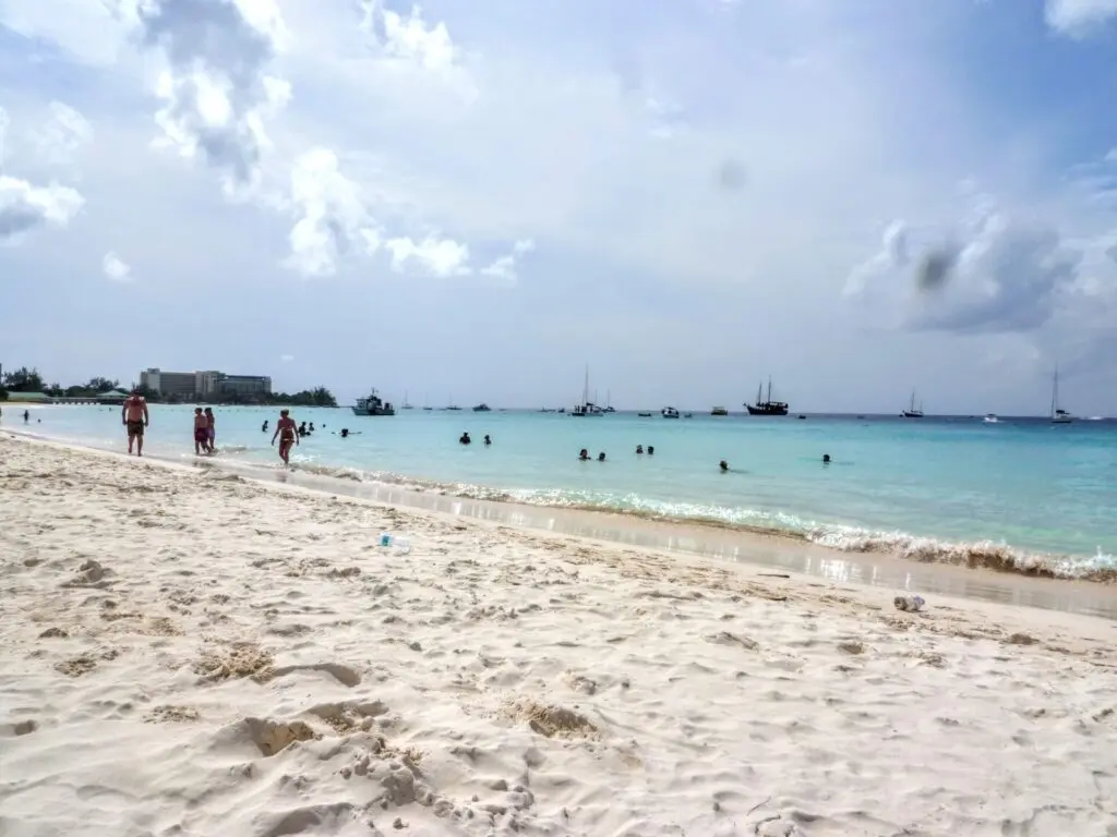 Strand mit türkisem Meer auf Barbados 