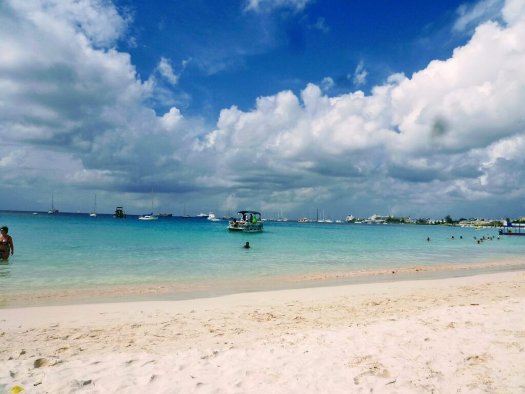 Strand mit türkisem Meer auf Barbados 