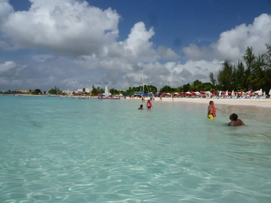 Strand mit türkisem Meer auf Barbados