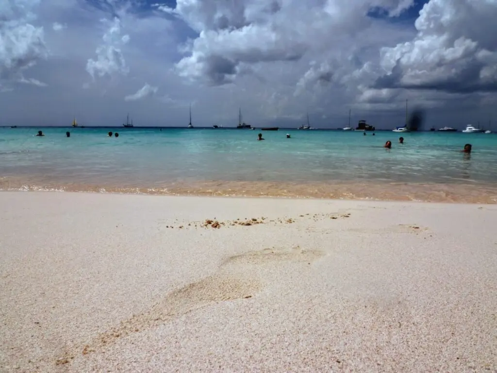 Strand mit türkisem Meer auf Barbados