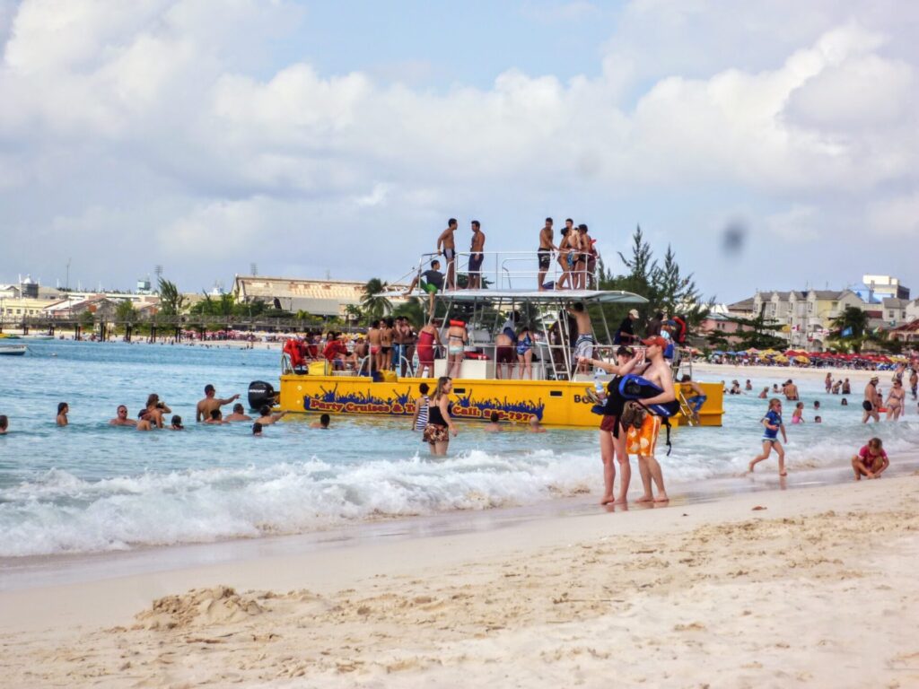 Gelbes Ausflugs-Boot am Strand von Barbados