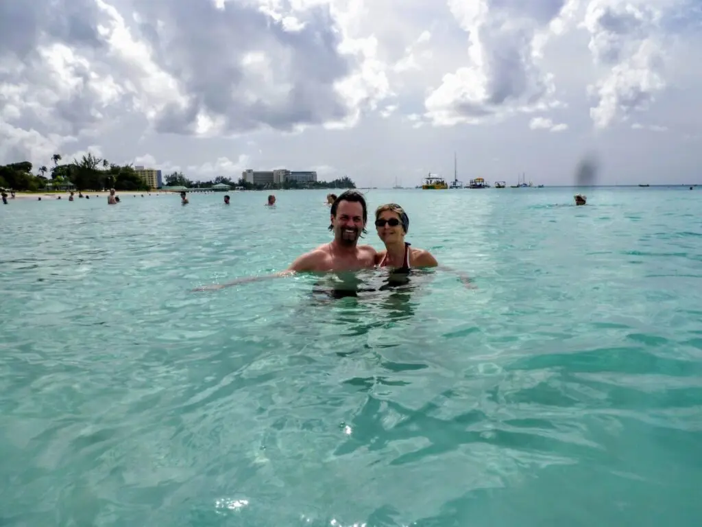 Strand mit türkisem Meer und Pärchen auf Barbados 