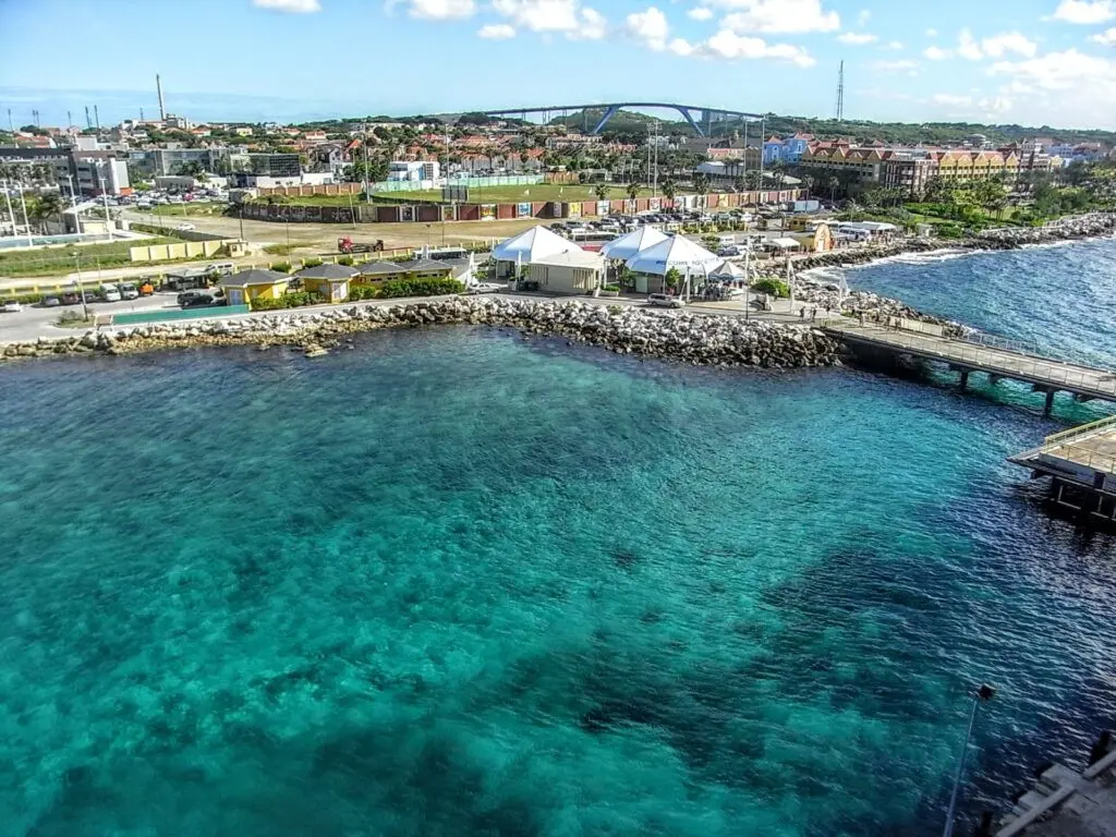 Hafen mit Pier in Willemstad Curacao