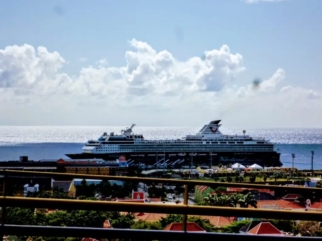 Kreuzfahrtschiff vor Willemstad
