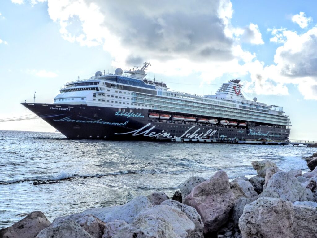 Mein Schiff 1 am Hafen von Willemstad Curacao