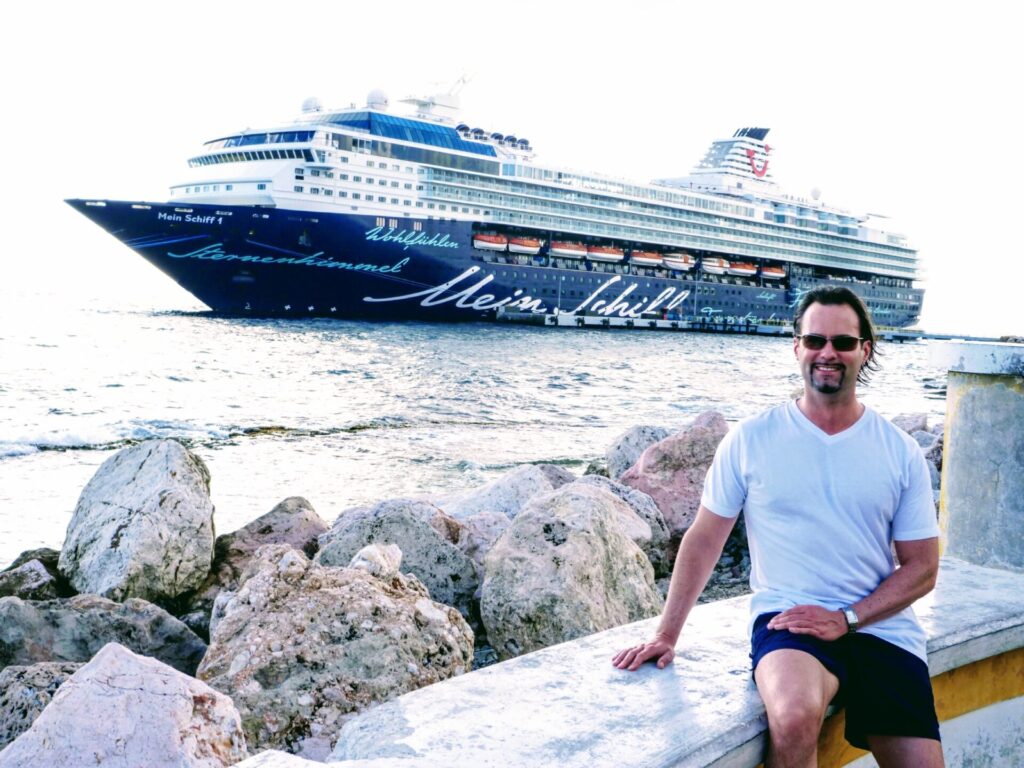 Mein Schiff 1 mit Mann am Hafen von Willemstad auf Curacao