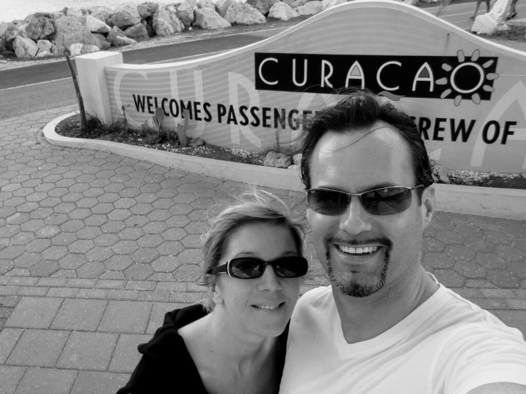 Pärchen vor Willkommensschild Curacao
