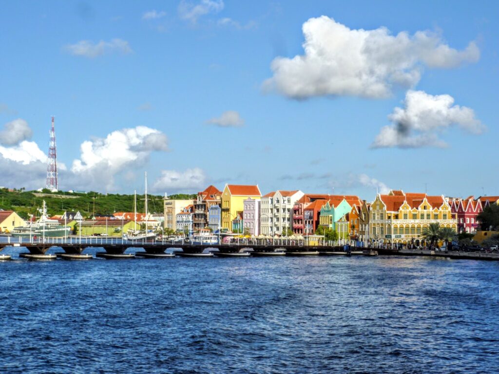 Bunte Holz-Häuser am Hafen von Willemstad Curacao