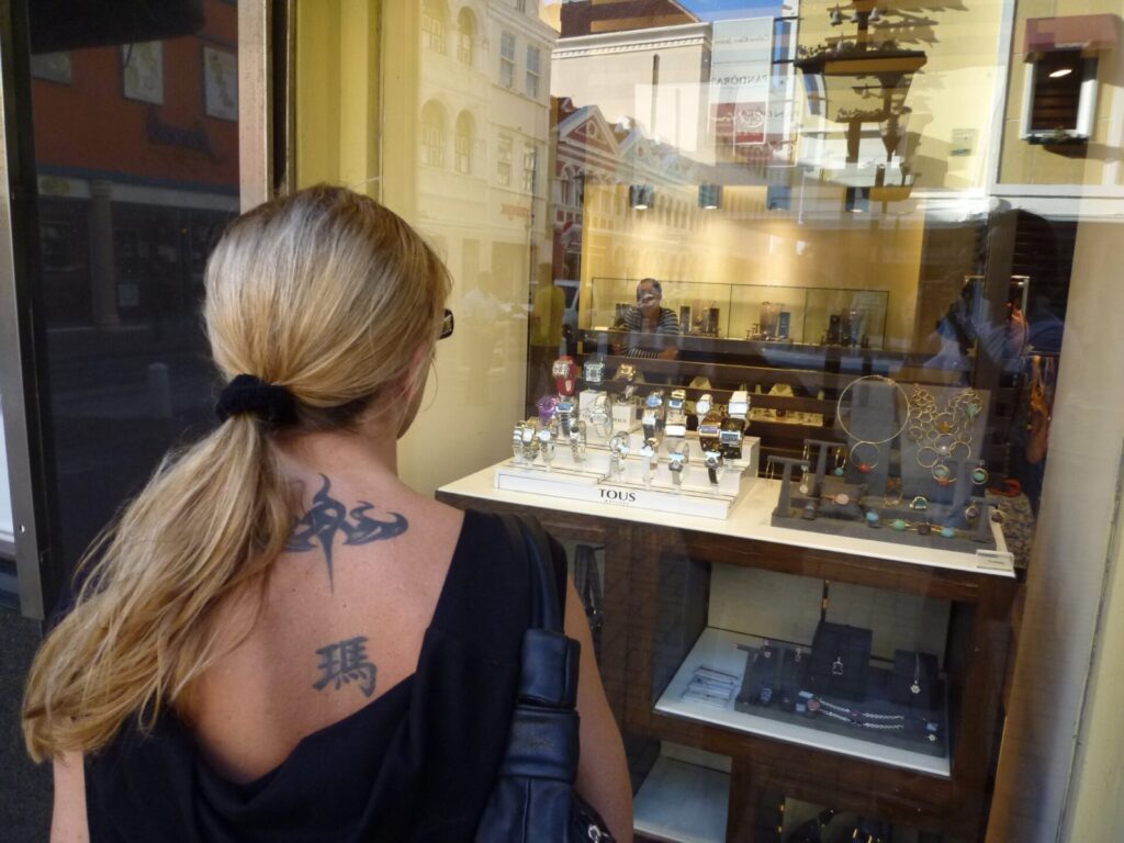 Frau vor Schaufenster mit Schmuck