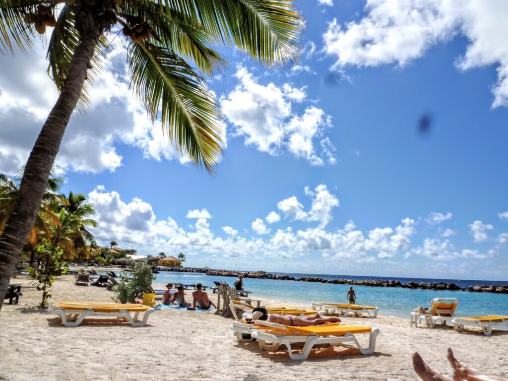 Palmenstrand mit Sonnenliegen auf Curacao