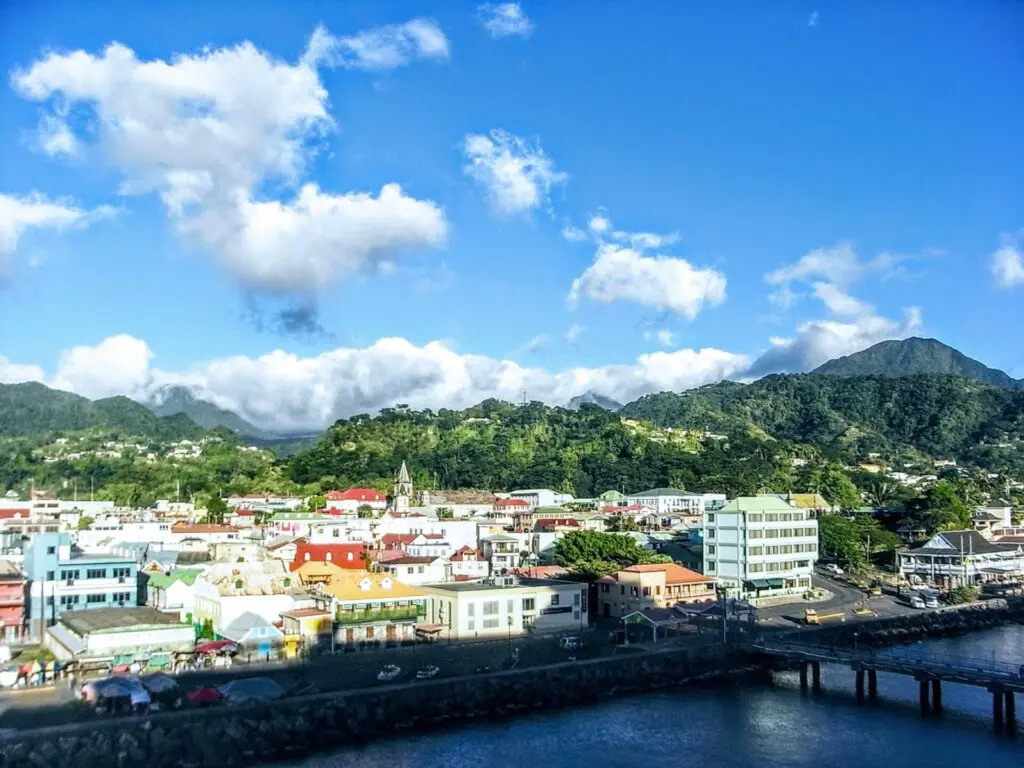 Blick auf Roseau in Dominica 