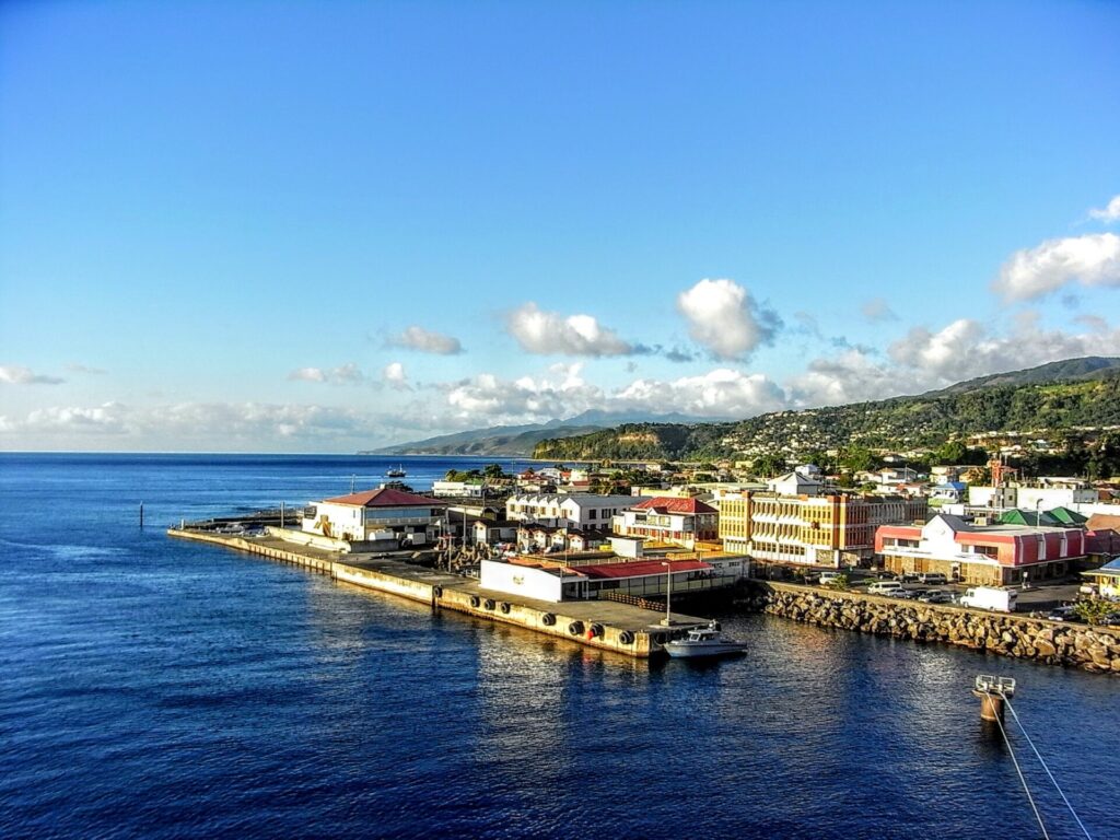 Blick auf den Hafen von  Roseau in Dominica