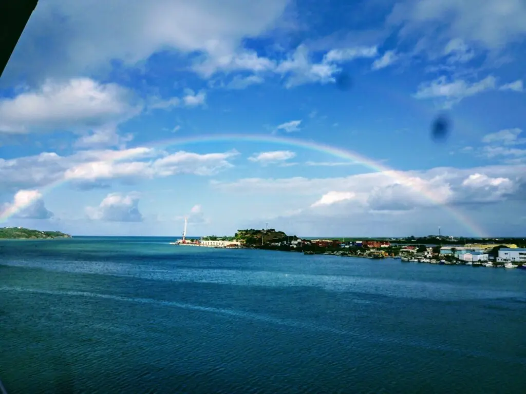 Hafen Roseau in Dominica mit Regenbogen