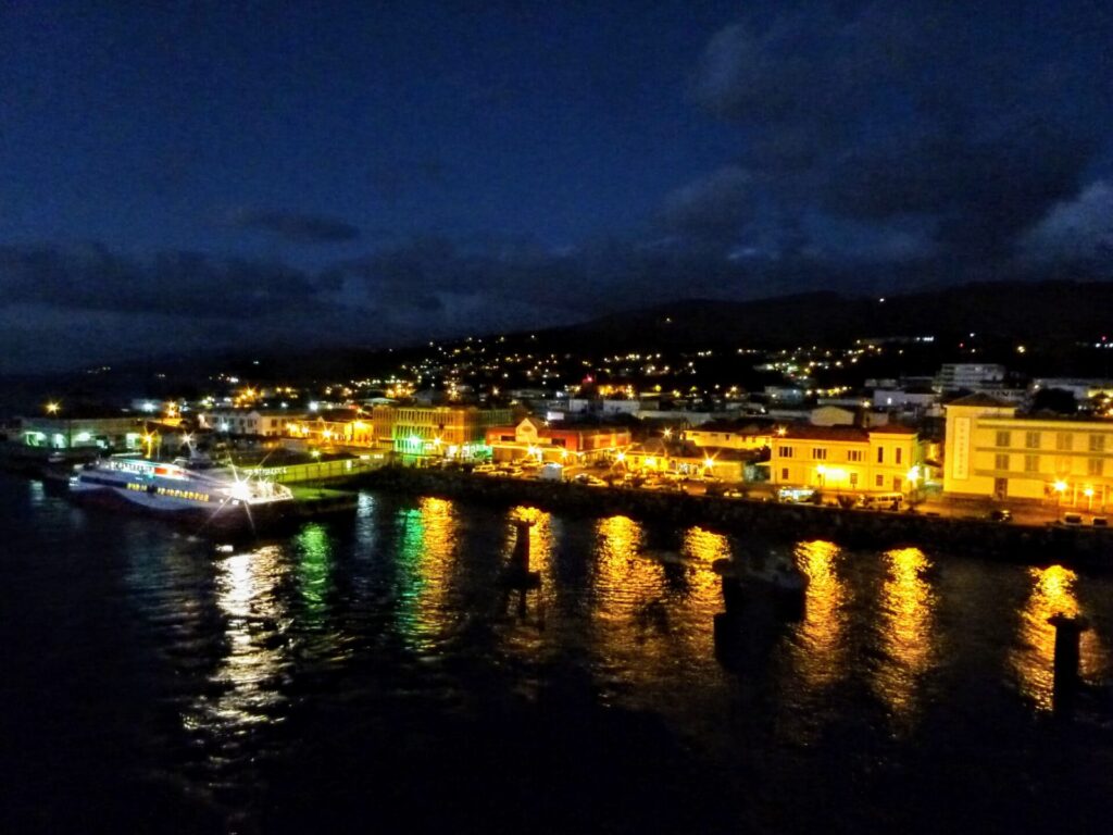 Hafen Roseau in Dominica bei Nacht