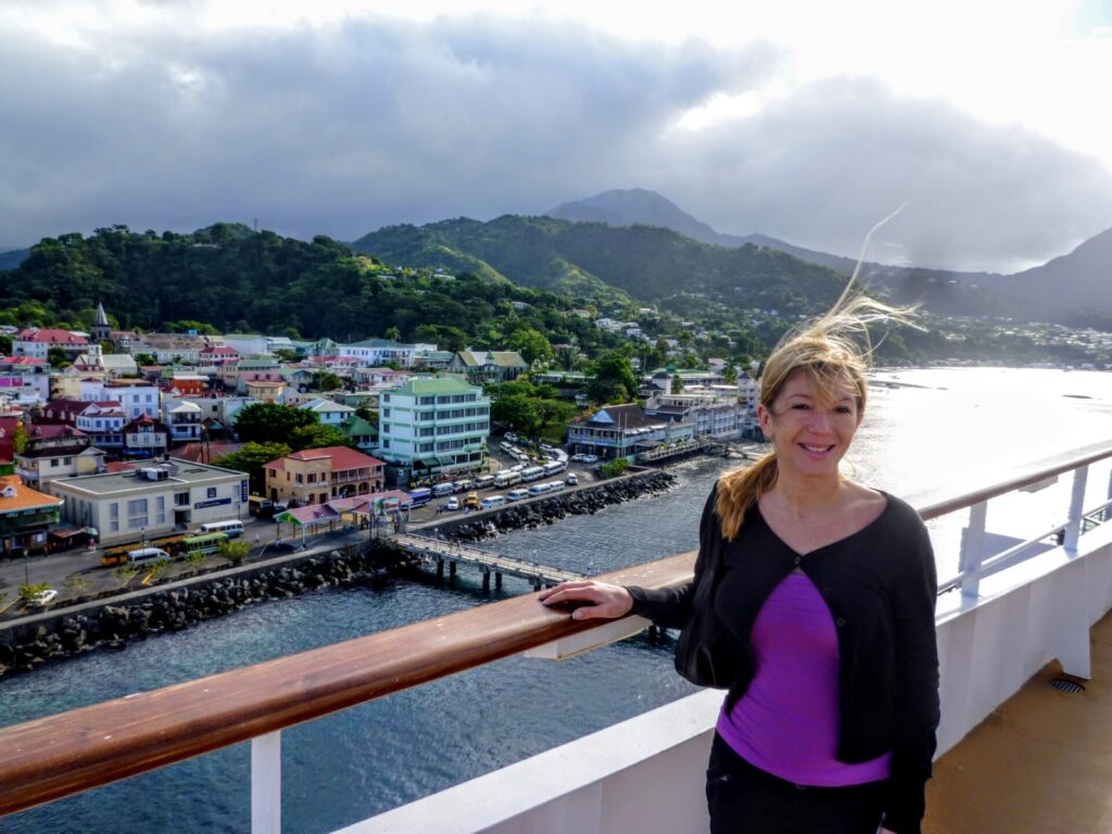 Frau mit Blick auf den Hafen und Pier Roseau iin Dominica 