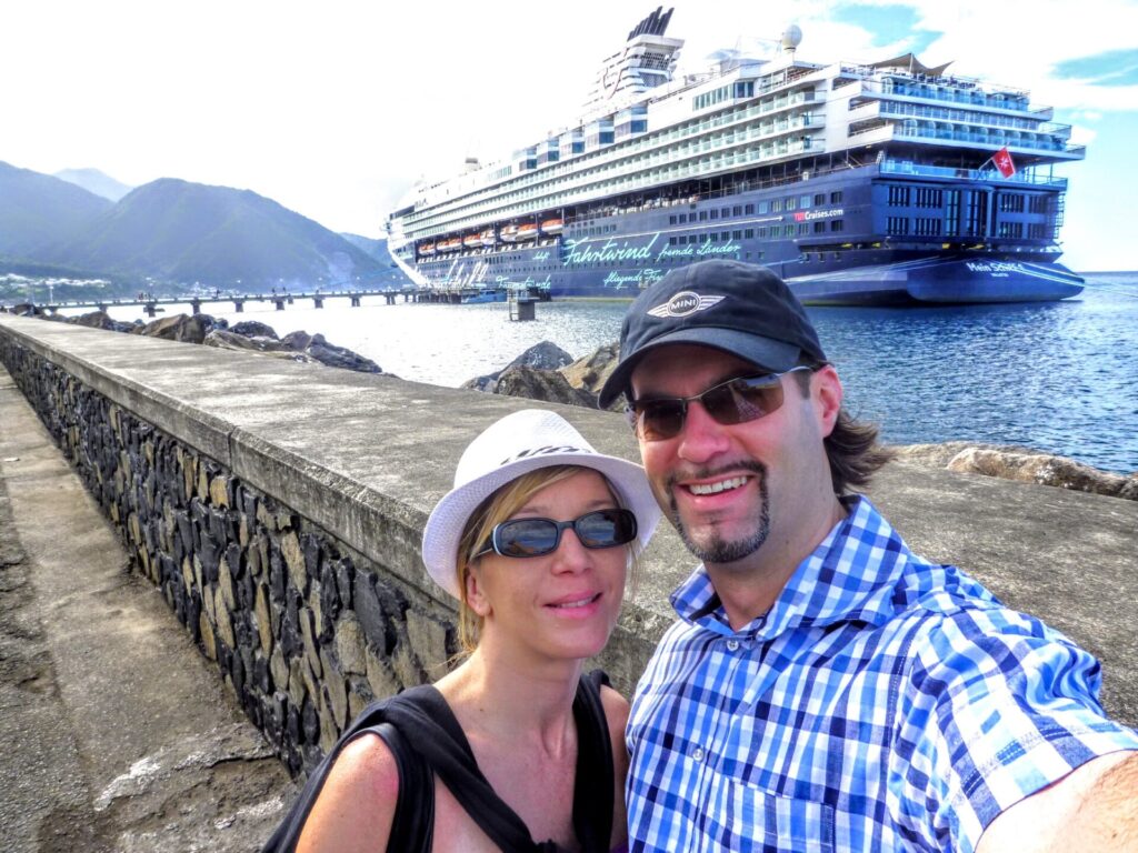 Pärchen am Hafen von Dominika Roseau mit Mein Schiff
