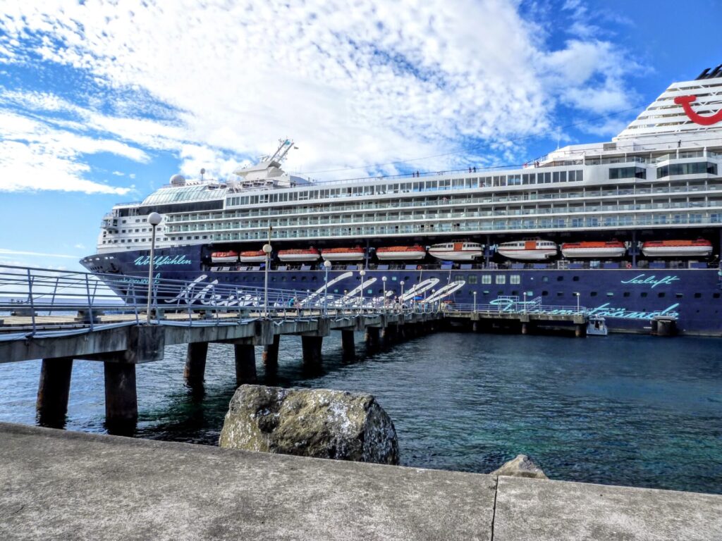Mein Schiff am Hafen von Roseau in Dominica