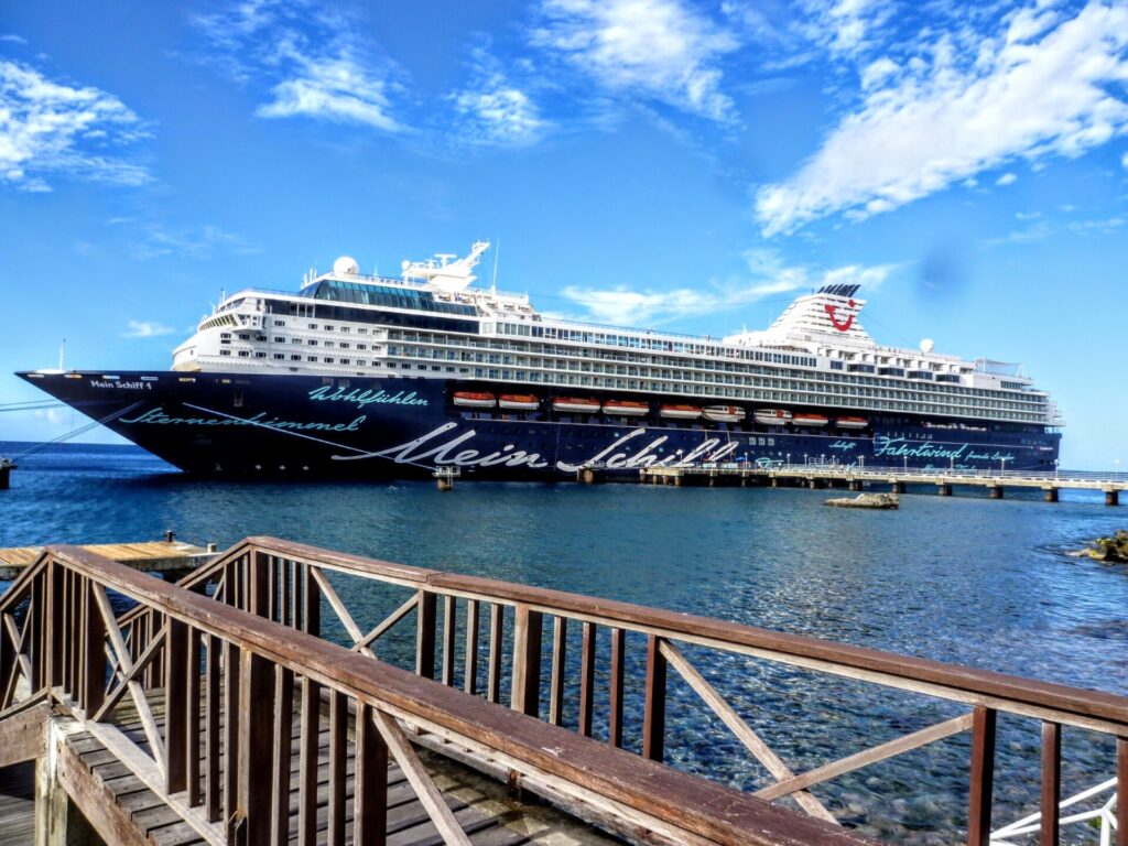 Mein Schiff am Hafen von Roseau in Dominica