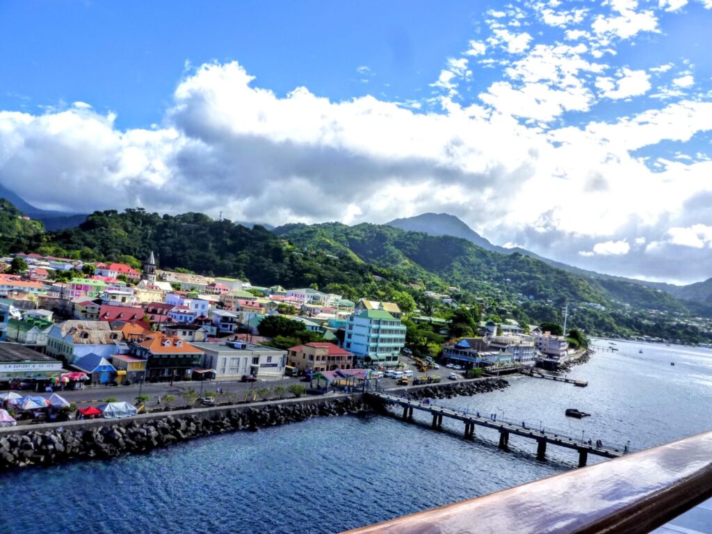 Blick auf den Hafen und Pier Roseau iin Dominica