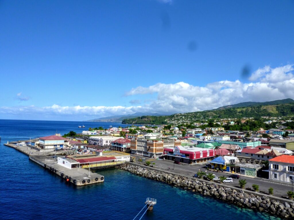 Blick auf den Hafen und Pier Roseau iin Dominica 