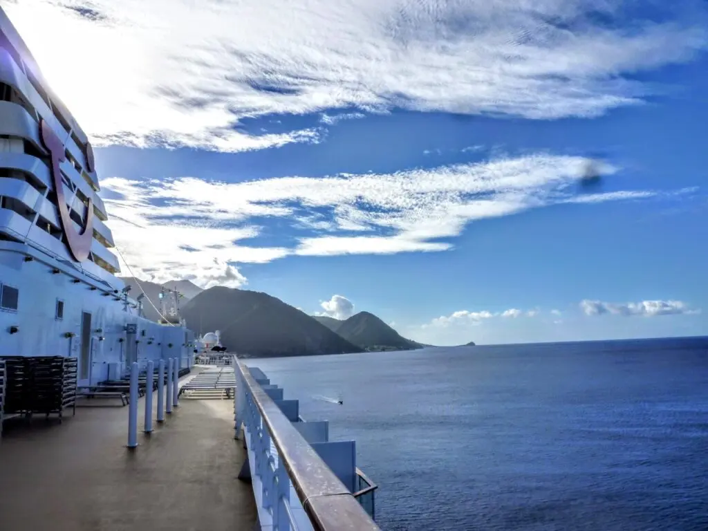 Blick von Kreuzfahrtschiff auf Roseau Dominica