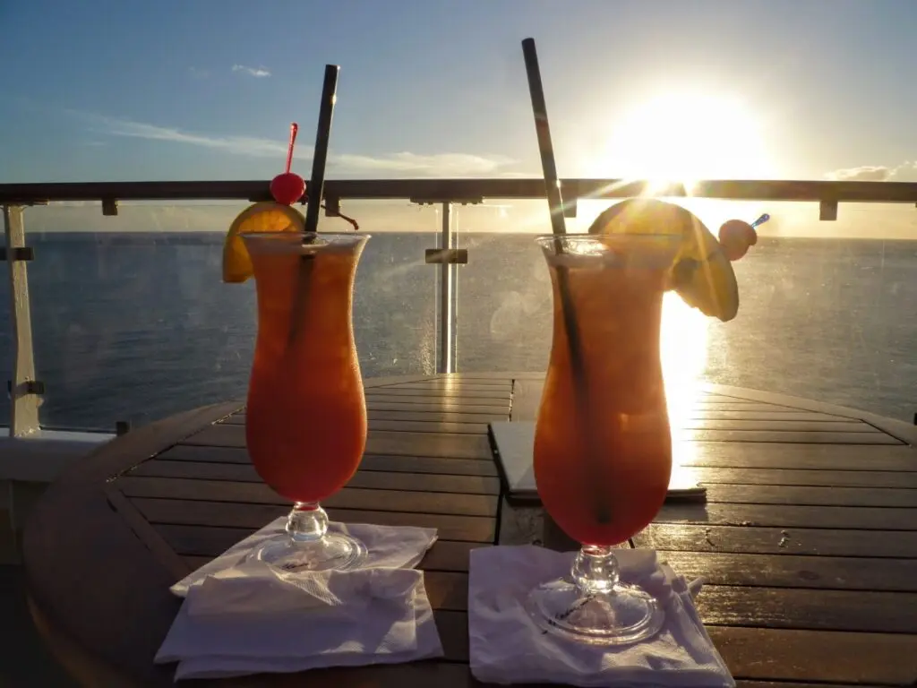 Zwei Cocktails mit Sonnenuntergang im Hintergrund