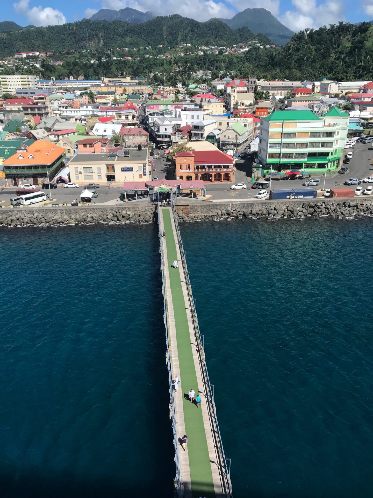 Langer Steg am Hafen von Roseau in Dominica