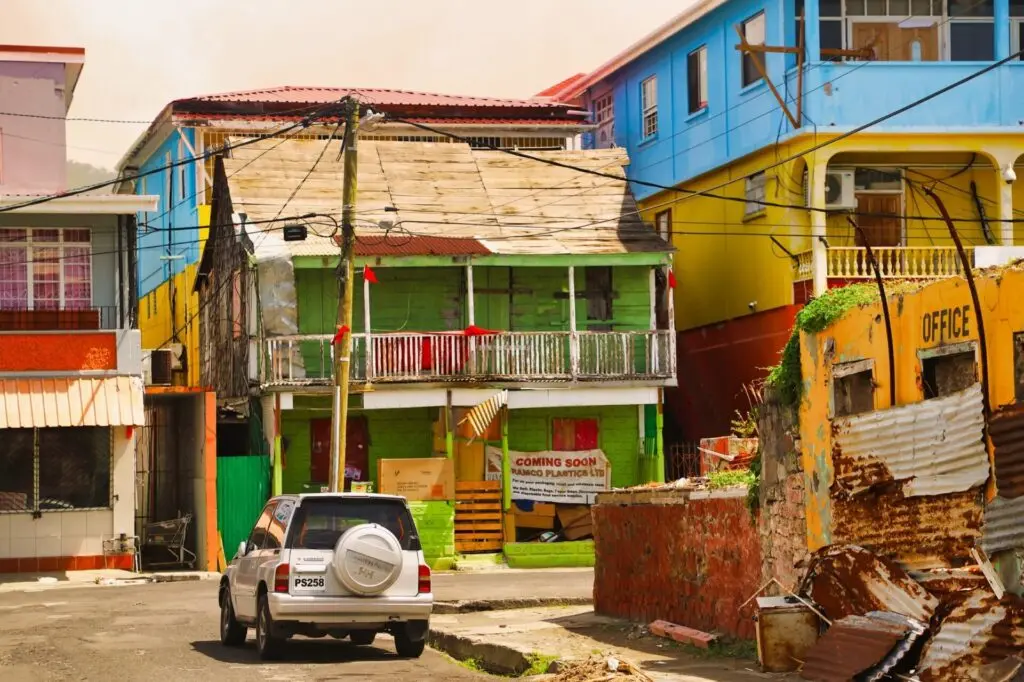 Bunte Häuser und ein Auto in Dominica Roseau 