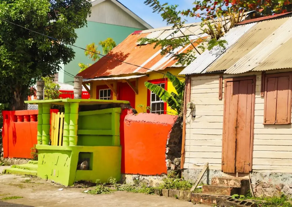Bunte Häuser in Dominica Roseau 