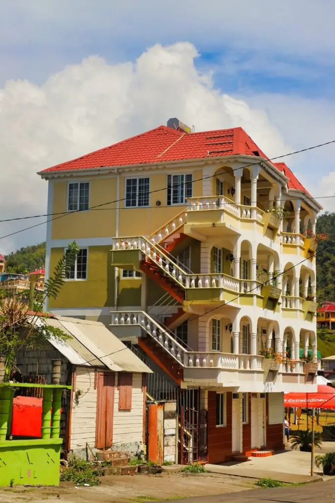 Großes gelbes Haus in Dominica Roseau 
