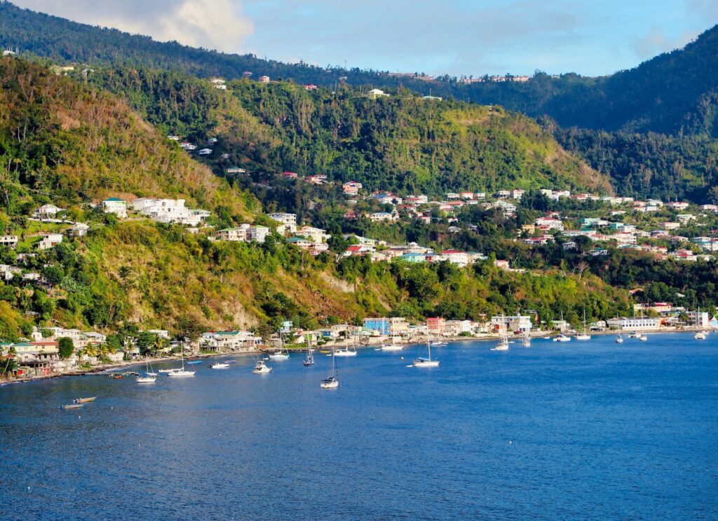 Künste mit Booten und grünen Bergen in  Dominica Roseau
