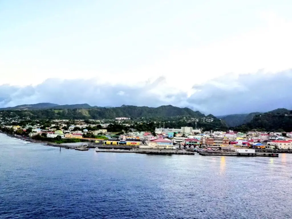 Blick auf Roseau in Dominica 