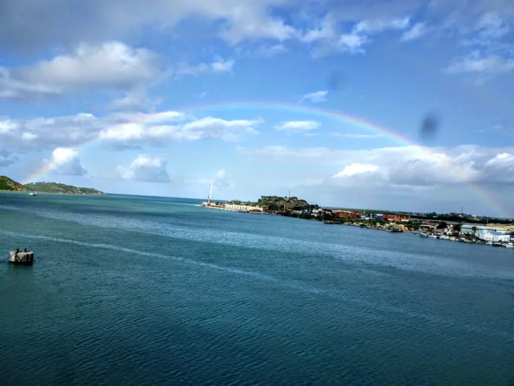 Hafen von Roseau mit Regenbogen